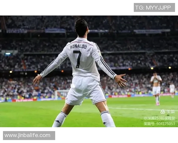 足球巨星风采展现 震撼球场传奇瞬间让人热血沸腾