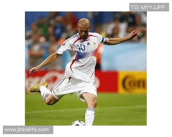 现役足坛健将盘点:这些足球球星依旧活跃在赛场上