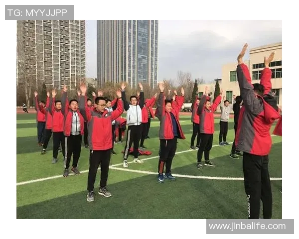 卡卡球场传奇再现：连帽卫衣演绎足球之王的青春风采