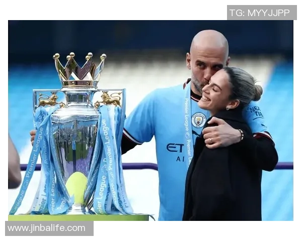 足球明星携子女出镜温馨时刻展现家庭幸福生活